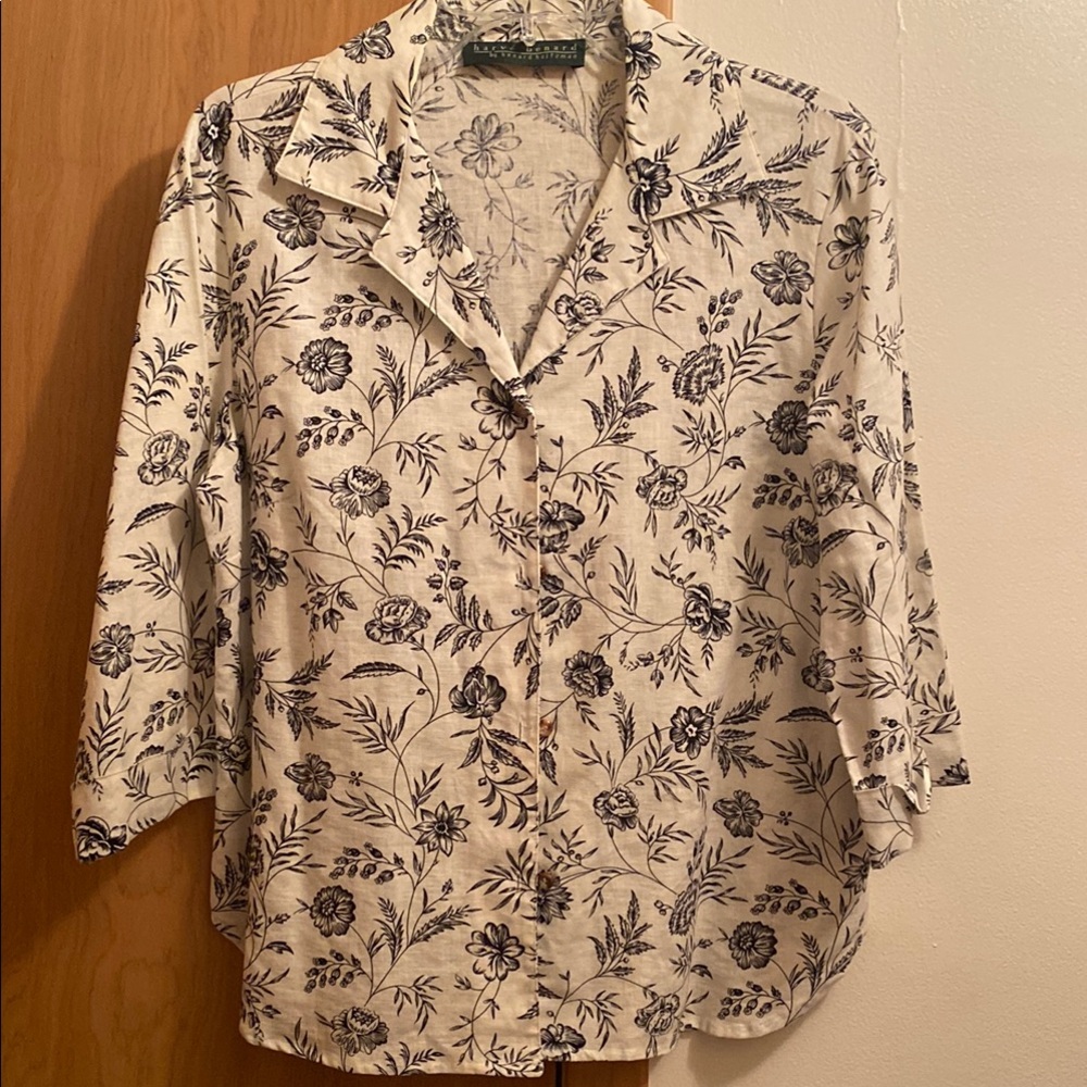 Harve Benard White and Blue Button Down Shirt